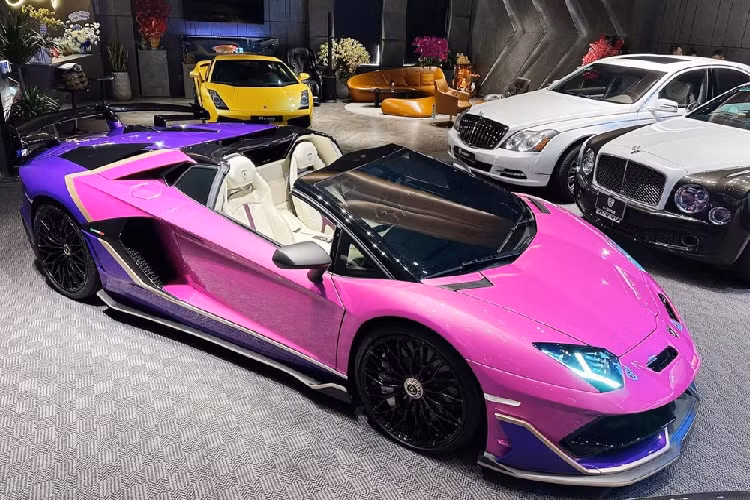 Sau khi thu lại Lamborghini Aventador LP700-4 Roadster từ 1 tay chơi tại tỉnh Đắk Lắk, Phan Công Khanh bắt đầu thực hiện dự án độ body kit cho xe thành Lamborghini Aventador SVJ Roadster, 1 phiên bản sản xuất giới hạn 800 xe trên toàn thế giới, sau đó, xe được sơn màu đen nhám, bọc nội thất đỏ hoàn toàn và gần như rất ít lăn bánh trên đường.