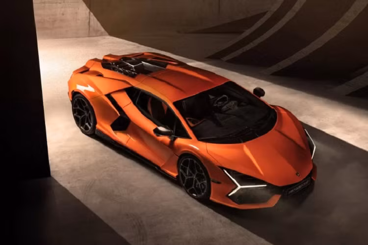 Tuy nhiên, theo xác nhận của CEO Lamborghini Stephan Winkelmann tại sự kiện xem trước xe cho khách VIP hồi tháng trước (mà giờ mới được công khai), Lamborghini Revuelto 2023 mới đã bán sạch số xe dự định sản xuất trong 2 năm tới ngay tại thời điểm đó, trước cả khi xe được ra mắt chính thức.