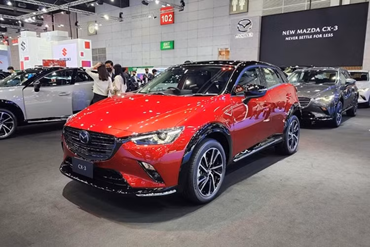 Động cơ kết hợp với hộp số tự động 6 cấp với lẫy chuyển số sau vô lăng tiêu chuẩn. Khi mua Mazda CX-3 2024, khách hàng Malaysia có thể chọn các màu sắc như xám Polymetal Grey, xám Machine Grey, đỏ Soul Red Crystal, đen Jet Black, trắng ngà Platinum Quartz, trắng Snowflake White Pearl và xám Aero Gray.