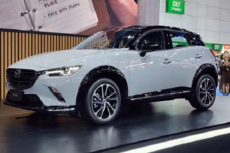 Nằm bên dưới nắp ca-pô của Mazda CX-3 2024 tại thị trường Malaysia là 2 tùy chọn động cơ xăng 4 xi-lanh, hút khí tự nhiên với dung tích 1.5L và 2.0L. Động cơ 1.5L cho công suất tối đa 114 mã lực và mô-men xoắn cực đại 149 Nm. Hai con số tương ứng của động cơ 2.0L là 154 mã lực và 206 Nm.