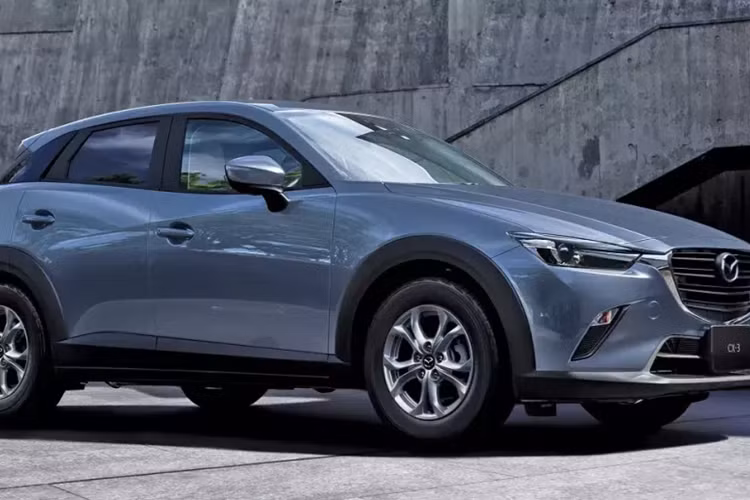 So với phiên bản cũ, Mazda CX-3 2024 bản tiêu chuẩn dành cho thị trường Malaysia có những trang bị nâng cấp như đèn pha LED với tính năng tự động bật/tắt, tự động điều chỉnh luồng sáng cao/thấp, đèn LED định vị ban ngày và gương chiếu hậu chỉnh điện/tự động gập/tích hợp đèn báo rẽ.