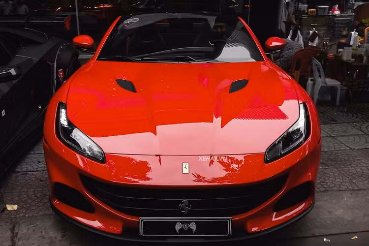 Ferrari Portofino M đầu tiên tại Việt Nam được đưa về nước vào hồi đầu tháng 8 năm ngoái, thông qua một đại lý chuyên nhập khẩu siêu xe, xe sang có tiếng tại Sài Gòn. Siêu xe mui trần sở hữu lớp sơn ngoại thất đỏ Rosso Corsa, “bộ áo” đặc trưng của thương hiệu Ý.
