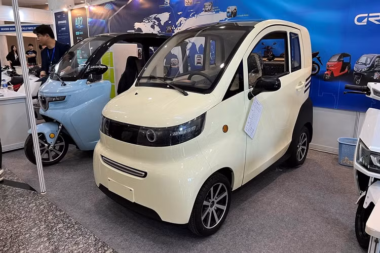 Tại triển lãm Autotech &amp; Accessories 2023 đang diễn ra tại TP HCM, hãng xe điện Trung Quốc Zhidou đã bất ngờ góp mặt. Trong triển lãm này, Zhidou mang mẫu ôtô điện cỡ nhỏ có tên A01 đến trưng bày và giới thiệu.