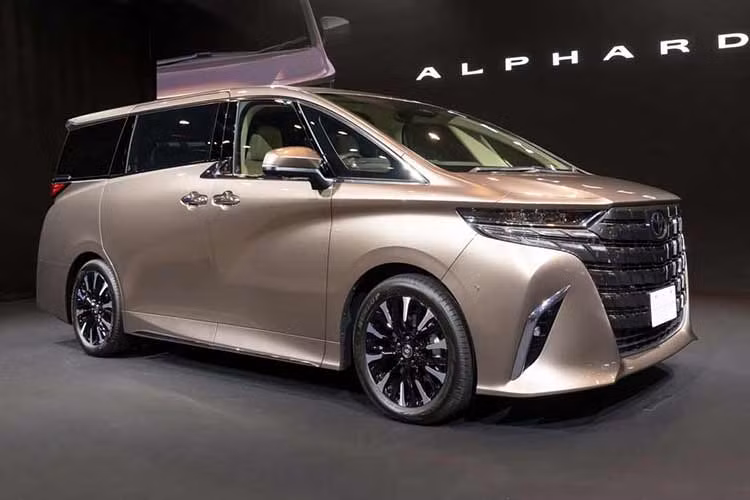 Toyota Alphard 2024 gia 2,8 ty dong, khach mua phai toi 2 nam