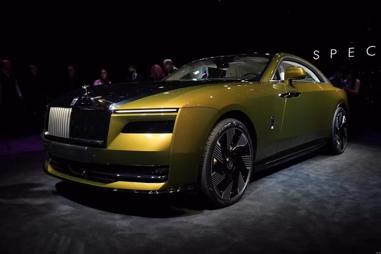 Kể từ đó cho đến nay, hãng xe Anh quốc chỉ chăm chú mang xe siêu sang Rolls-Royce Spectre EV đi thử nghiệm trên nhiều địa hình khắc nghiệt khác nhau để đánh giá độ bền, khả năng thích ứng của xe cũng như hàng trăm hạng mục kiểm tra khắc khe nhất.