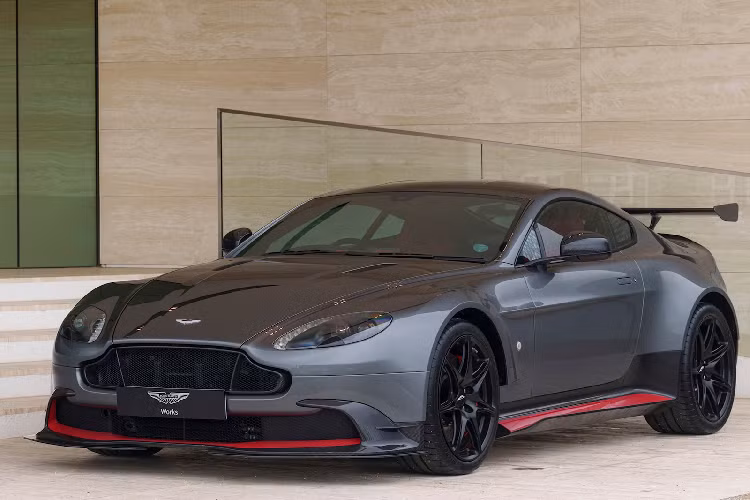 Tiếp đến là Vantage GT8, dòng xe hiệu năng cao lấy cảm hứng trực tiếp từ mẫu xe đua Aston Martin V8 Vantage GTE 2016. Thân xe bằng sợi carbon, vận hành bằng phiên bản 440 mã lực đã được sửa đổi của động cơ V8 4.7L mạnh mẽ và linh hoạt.