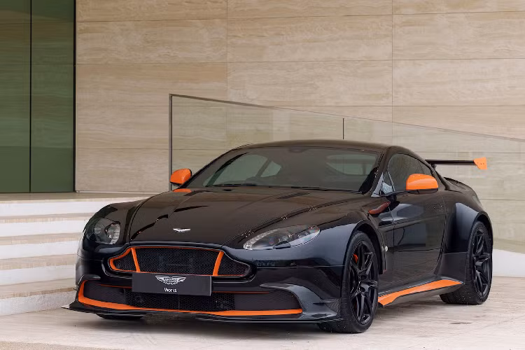 Bên cạnh đó còn có Vantage GT12, cũng là một trong những phiên bản đặc biệt quan trọng nhất của Aston Martin từng được sản xuất và chỉ được sản xuất giới hạn 100 chiếc. Cỗ máy lấy cảm hứng từ đường đua này sử dụng nhiều tấm sợi carbon và động cơ V12 6.0 L.