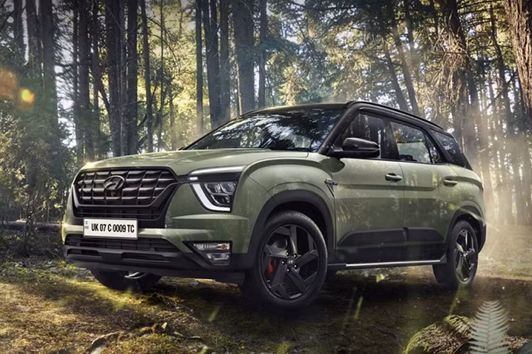 Thứ hai là động cơ diesel 4 xi-lanh, dung tích 1.5L, cho công suất tối đa 116 mã lực và mô-men xoắn cực đại 250 Nm. 2 động cơ này đi kèm với hộp số sàn 6 cấp, hộp số tự động 6 cấp hoặc hộp số tự động ly hợp kép 7 cấp. Giá bán của Hyundai Alcazar Adventure 2023 ở thị trường Ấn Độ dao động từ 1,904 - 2,124 triệu Rupee (khoảng 544 - 607 triệu đồng). 