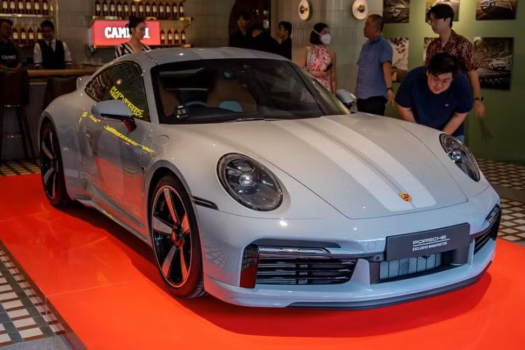 Hiện không rõ thời gian chính xác khi nào Porsche 911 Sport Classic về Việt Nam để bàn giao cho Cường Đô la cũng như ông Đặng Lê Nguyên Vũ, nhưng hiện tại các đại gia Singapore đã bắt đầu được đại lý chính hãng trả hàng, đầu tiên là chiếc mang số thứ tự 013X/1.250 với ngoại thất được sơn màu xám Sport Grey Metallic, bộ áo được cho là "quốc dân" trên mẫu xe thể thao giới hạn này.