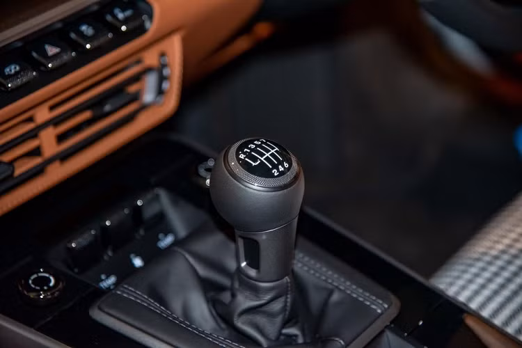 Về sức mạnh, Porsche 911 Sport Classic 2023 sở hữu khối động cơ 6 xy-lanh, dung tích 3.8 lít, tăng áp kép sản sinh công suất tối đa 542 mã lực và mô-men xoắn cực đại 600 Nm.