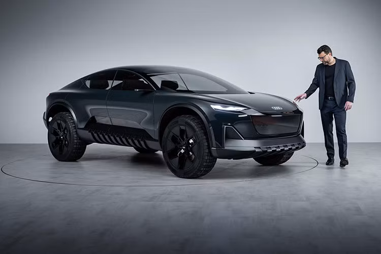 Hệ thống cửa mở ngược tương tự như cách của Rolls-Royce sẽ giúp hành khách có trải nghiệm mới. Đồng thời hành khách sẽ thấy mình đang ngồi ngang tầm với bảng điều khiển trung tâm, đóng vai trò là viên ngọc quý của cách bố trí nội thất, với khả năng sưởi ấm và làm mát cũng như cũng như chỗ để cốc và tất nhiên cả tai nghe độc quyền.