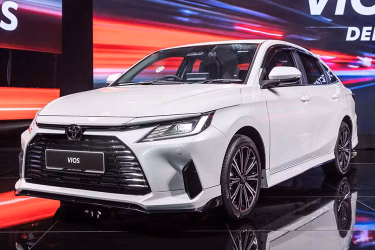 Mac be boi gian lan an toan tu Daihatsu, Toyota Vios van dat khach-Hinh-3