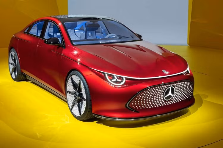 Chưa hết, Mercedes-Benz Concept CLA Class còn sở hữu hệ truyền động điện có tên Mercedes-Benz Electric Drive Unit (MB.EDU), bao gồm mô-tơ, hộp số và các thiết bị điện tử do hãng tự phát triển. Đây là hệ truyền động đầu tiên được hãng Mercedes-Benz tạo ra để dùng cho nhiều mẫu xe điện khác nhau.