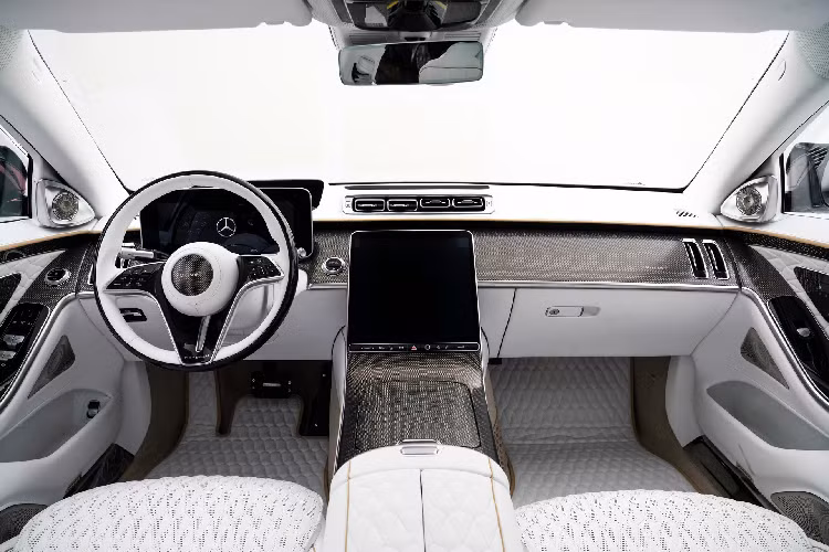 Hãng độ không cung cấp thông tin về không gian nội thất của chiếc Mercedes-Benz S580. Tuy nhiên, một số hình ảnh được đăng tải cho thấy xe có bậc cửa và thảm sàn gắn logo Mansory, cùng với đó là ghế ngồi được bọc da màu trắng, đem lại cảm giác sang trọng.