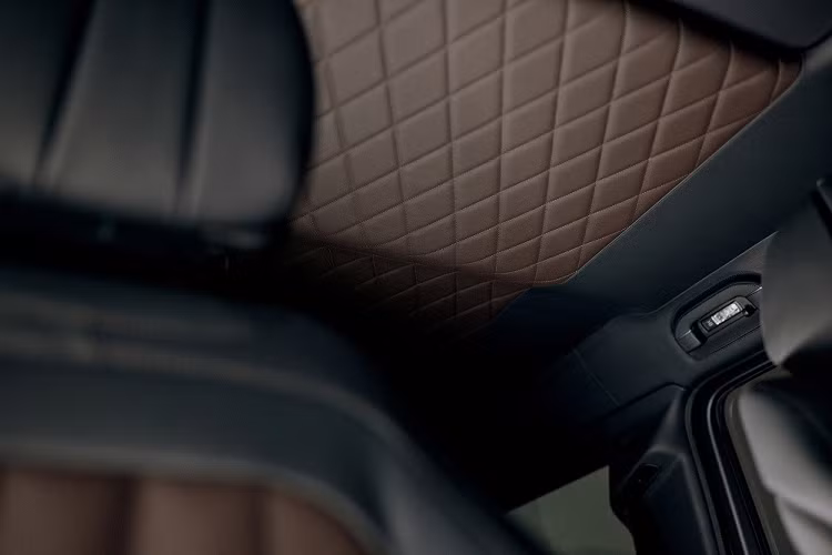 Những trang bị tiêu chuẩn còn lại của Mercedes-Benz G500 Final Edition đều thuộc gói phụ kiện Superior Line. Xe sở hữu hệ thống âm thanh vòm Burmester, ghế Active Multicontour Seat Package Plus và gói chất liệu da Manufaktur mới. Nhờ đó, phần lớn các khu vực bên trong xe đều được bọc bằng chất liệu da Nappa sang trọng, bao gồm cả trần xe và khoang hành lý.