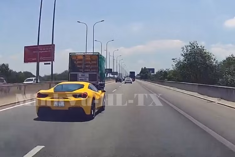 Mới đây, 1 đoạn video cũng như hình ảnh lan truyền trên mạng xã hội cho thấy, khi một đoàn siêu xe đang di chuyển trên cao tốc Tp.HCM - Long Thành - Dầu Giây thì 1 chiếc xe bất ngờ bốc khói ở trên làn đường khẩn cấp đã khiến cư dân mạng không khỏi tò mò nguyên nhân, được biết, chiếc Ferrari 488 GTB bốc khói này mang màu vàng.
