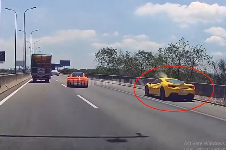 Hiện chưa rõ lý do vì sao chiếc siêu xe Ferrari 488 GTB bất ngờ bốc khói khiến người lái phải nhanh chóng tấp vào làn đường khẩn cấp ngay trên cao tốc TP.HCM – Long Thành – Dầu Giây, nhưng hình ảnh cũng như video cho thấy, trước đó vài giây, chiếc xe này vẫn lưu thông khá bình thường.
