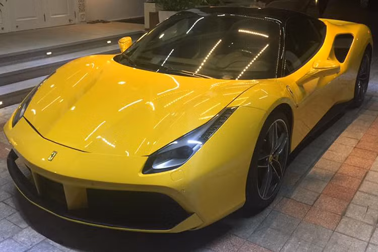 Siêu xe Ferrari 488 GTB đang di chuyển trên cao tốc thì bất ngờ bốc khói được trang bị động cơ V8, tăng áp kép, dung tích 3.9 lít của xe, "trái tim" này sản sinh ra công suất tối đa 661 mã lực tại vòng tua 8.000 vòng/phút và mô-men xoắn cực đại đạt 760 Nm tại vòng tua 3.000 vòng/phút.
