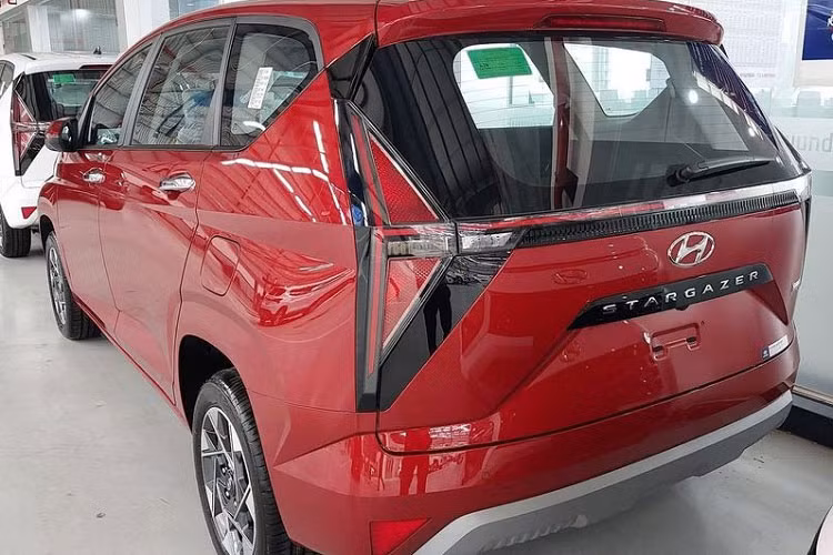 Mức giá mới sau giảm giá xe Hyundai Stargazer thực sự gây sốc khi bản Tiêu chuẩn chỉ còn 485 triệu đồng trong khi bản Cao cấp chỉ còn 575 triệu đồng. Như vậy, với mức giá ưu đãi, Hyundai Stargazer hiện đang là mẫu xe rẻ nhất của dòng MPV tại thị trường Việt Nam.
