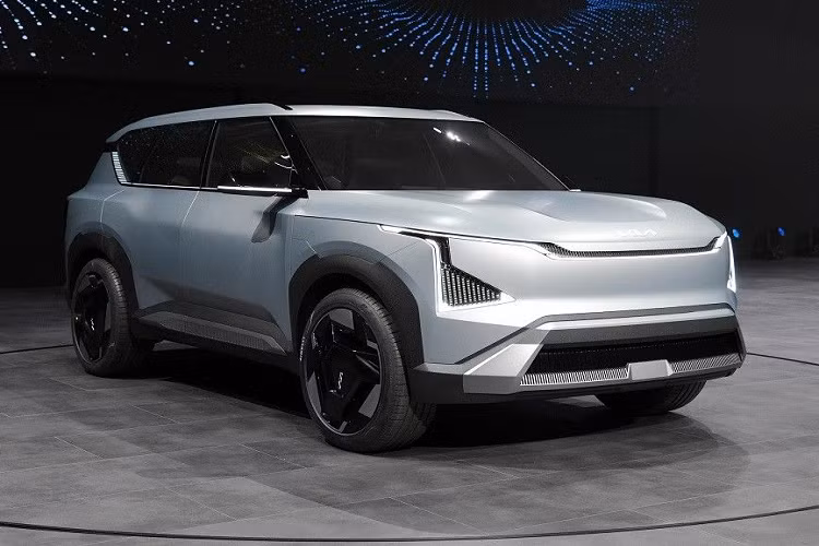 Giá xe Kia EV5 2024 dự kiến khoảng 50 triệu won (tương đương 40.000 USD - khoảng 947 triệu đồng) cho bản tiêu chuẩn và 57 triệu won (tương đương 43.800 USD - khoảng 1,03 tỷ đồng) cho phiên bản long range.