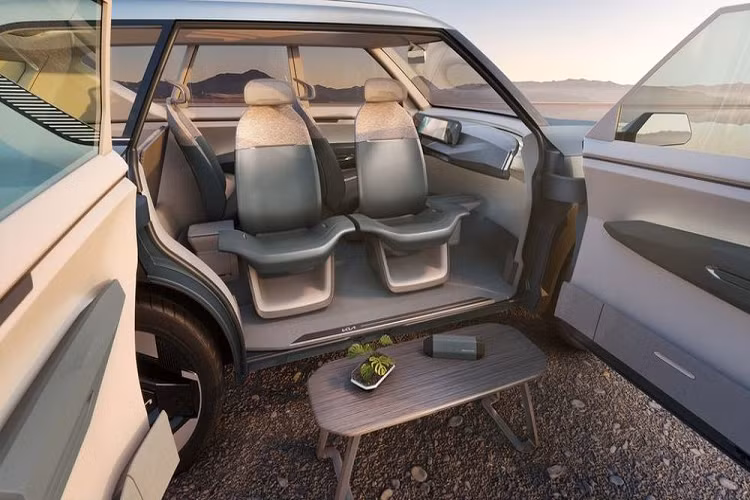 Cửa xe được thiết kế kiểu Suicide doors – cửa tự sát giống phong cách xe Rolls-Royce, giúp cho việc ra vào hàng ghế sau dễ dàng hơn, đồng thời tạo được nét sang trọng và lịch lãm. Mâm xe kích thước 21 inch với thiết kế bất đối xứng.