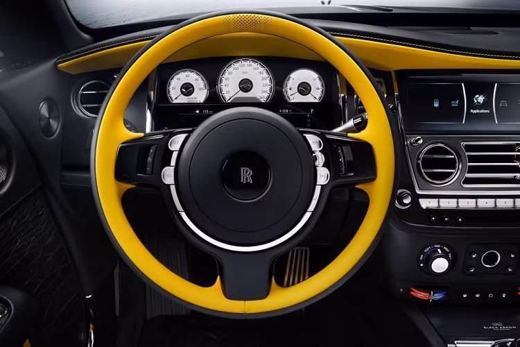 Để kỷ niệm chiếc coupe V12 cuối cùng của Rolls-Royce, các nhà thiết kế, thợ thủ công và kỹ sư thuộc Đội ngũ Bespoke Collective của thương hiệu đã hợp tác để tạo ra một tác phẩm nghệ thuật độc đáo cho bảng táp-lô của Black Badge Wraith Black Arrow.