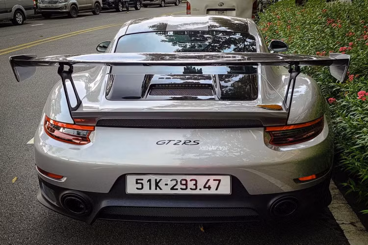 Với gói nâng cấp Weissach Package, chiếc 911 GT2 RS sẽ được trang bị thêm hàng loạt những chi tiết làm từ sợi carbon như nắp ca-pô, mui xe, thanh giằng giảm xóc và một số bộ phận ở hệ thống treo của xe. 