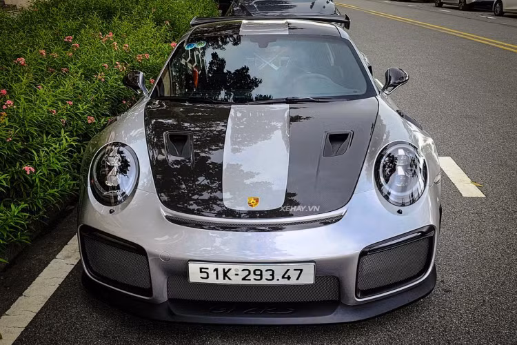 So với những chiếc 911 khác tại Việt Nam, chiếc xe trong bài đặc biệt hơn khi được trang bị gói tùy chọn Weissach Package có giá hơn 1,3 tỷ đồng, ngang với một chiếc Toyota Camry mới. Với gói trang bị này, xe nhẹ hơn 30 kg so với 911 GT2 RS tiêu chuẩn.