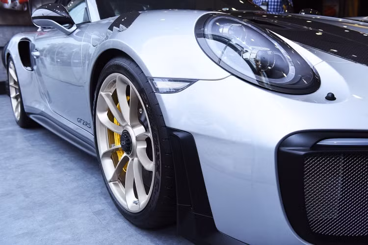 Động cơ kết hợp hộp số PDK 7 cấp giúp 911 GT2 RS tăng tốc 0-100 km/h trong 2,8 giây trước khi đạt vận tốc tối đa 340 km/h. Với gói tùy chọn Weissach Package đắt giá, chắc chắn hiệu năng vận hành của những chiếc siêu xe Porsche 911 GT2 RS sẽ được tối ưu hóa triệt để.