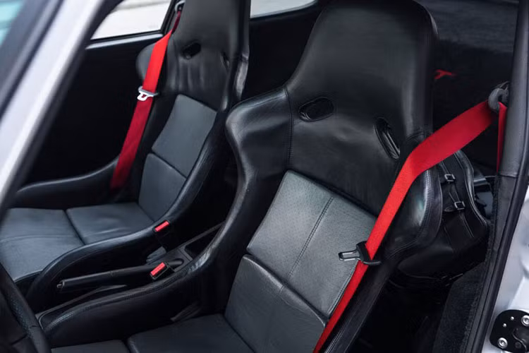Nằm ở phía sau của 993 GT2 là khối động cơ 6 xi-lanh nằm ngang 3.6l tăng áp kép, đạt công suất tối đa lên tới 444 mã lực tại 6.000 vòng/phút, mô-men xoắn 586 Nm tại 3.500 vòng/phút.