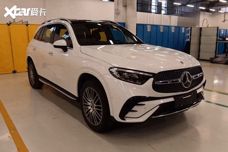 Vành la-zăng của bản này có đường kính 18 inch với thiết kế 5 chấu kép đơn giản hơn. Trong khi đó, Mercedes-Benz GLC 300L 2023 được trang bị hốc gió trung tâm hình thang, mang cá ở khe gió trước và vành la-zăng 20 inch với thiết kế đa chấu.