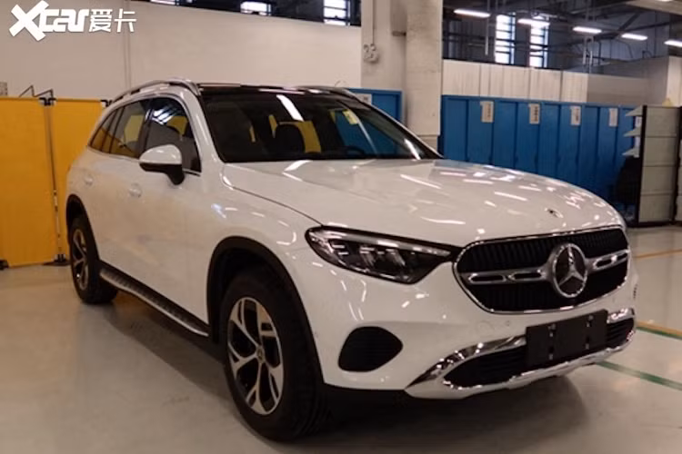 Tại thị trường Trung Quốc, Mercedes-Benz GLC L 2023 mới lộ diện 2 phiên bản là GLC 260L và GLC 300L. Hai phiên bản này có một số khác biệt về ngoại hình. Theo đó, Mercedes-Benz GLC 260L 2023 có những chi tiết thiết kế riêng như viền mạ crôm bao quanh hốc gió trung tâm và khe gió ở hai góc cản trước không đi kèm mang cá.