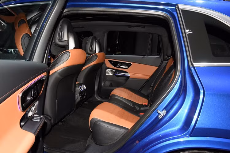 Nằm bên dưới nắp ca-pô của Mercedes-Benz GLC L 2023 tại thị trường Trung Quốc là 2 loại động cơ. Thứ nhất là hệ truyền động mild hybrid 48V với động cơ xăng 4 xi-lanh, tăng áp, dung tích 2.0L, tạo ra công suất tối đa 204 mã lực hoặc 258 mã lực. Động cơ kết hợp với hộp số tự động 9 cấp và hệ dẫn động 4 bánh 4Matic tiêu chuẩn.