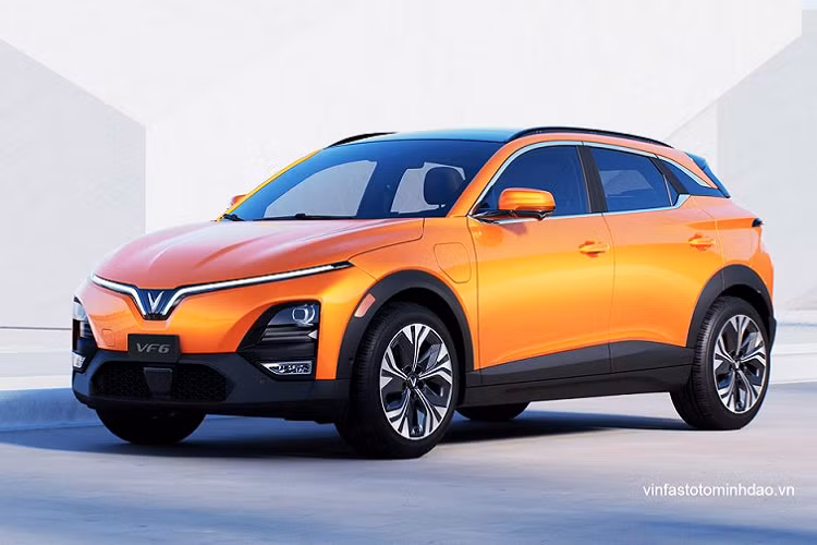  VinFast VF 6 VinFast VF6 tại Việt Nam ra mắt từ tháng 7/2023, tuy nhiên thời điểm nhận cọc cũng như giao xe phải đến tháng 9/2023 này. VinFast VF6 sở hữu kích thước tổng thể DxRxC lần lượt là 4.238 x 1.820 x 1.594 mm. Đáng chú ý, xe có chiều dài trục cơ sở đạt 2.730 mm, vượt trội hơn so với các đối thủ trong cùng phân khúc như Hyundai Creta và Kia Seltos chỉ có 2.610 mm.