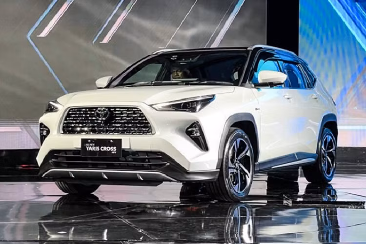  Toyota Yaris Cross 2023 Toyota Yaris Cross 2023 là mẫu xe cũng được rất nhiều người mong chờ. Thời gian gần đây, các đại lý ở Việt Nam đã bắt đầu nhận cọc cho Yaris Cross và thông báo xe sẽ được ra mắt trong tháng 9/2023. Theo giới tư vấn bán hàng, Toyota Yaris Cross 2023 sẽ được phân phối tại Việt Nam với 2 phiên bản gồm: 1.5 G và 1.5 Hybrid, giá xe sẽ dao động từ 680 - 740 triệu đồng.
