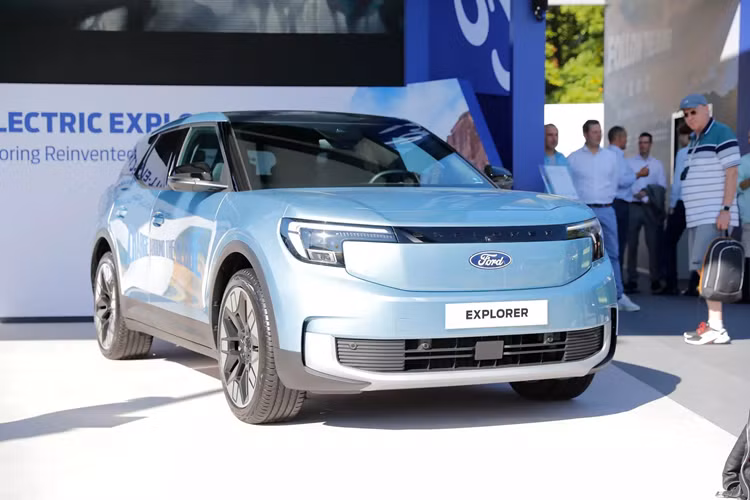 Bên trong cabin, Ford Explorer EV nổi bật với thiết kế hiện đại, với điểm nhấn chính là màn hình cảm ứng trung tâm Ford Sync Move kích thước 15 inch kiểu dọc, có thể nâng lên hạ xuống một cách mượt mà theo góc 30 độ. Xe còn có bảng kỹ thuật số 5 inch hiển thị dữ liệu lái, dung lượng pin và tình trạng các tính năng hỗ trợ tự động.