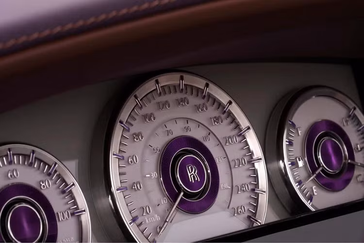 Điểm nhấn tiếp theo của Rolls-Royce Amethyst Droptail nằm ở kính đổi màu. Hãng xe Anh quốc đã phải thử nghiệm 60 loại kính đổi màu khác nhau trước khi chọn được loại ưng ý nhất. Kính của xe có thể ở trạng thái trong suốt hoặc chuyển sang màu tím theo lựa chọn của người dùng. Ở trạng thái trong suốt, kính có màu "tông xuyệt tông" với ghế bọc da màu nâu cát Sand Dunes của nội thất.