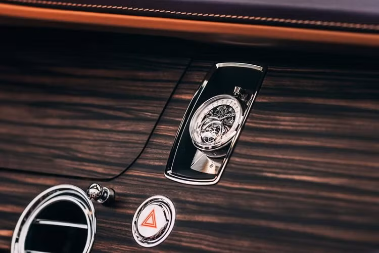 Bên trong xe, Rolls-Royce Amethyst Droptail được trang bị chất liệu gỗ màu tối và da màu nâu pha trộn tím nhạt. Hãng Rolls-Royce đã thử nghiệm tất cả các loại gỗ để đảm bảo chúng đáp ứng tiêu chuẩn về độ bền, tương tự gỗ dùng bên ngoài xe. Được biết, hãng đã thử nghiệm hơn 150 loại gỗ trong thời gian trên 8.000 tiếng bằng những phương pháp như phơi nắng, dầm mưa và thay đổi nhiệt độ.