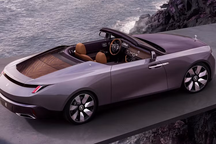 Đúng như cái tên Amethyst (có nghĩa là "thạch anh tím" trong tiếng Anh), chiếc Rolls-Royce Droptail siêu sang này sở hữu màu sơn ngoại thất kết hợp giữa 2 tông màu tím. Trong đó, tím nhạt lấy cảm hứng từ loài hoa cúc bách nhật (Globe Amaranth) là màu sơn chủ đạo của xe.