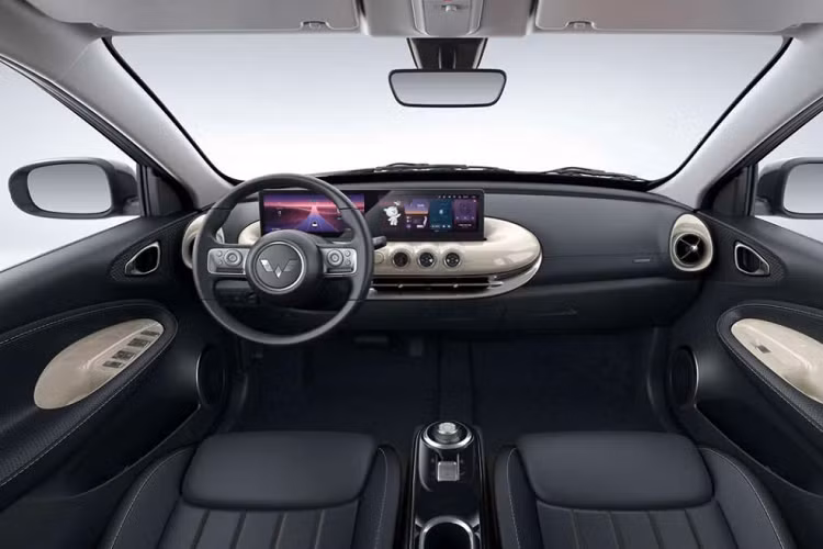 Bên cạnh thiết kế khá mượt mà, Wuling Bingo còn được trang bị đèn pha và đèn hậu LED hình giọt nước cũng như đèn LED định vị ban ngày hình chữ "C". Trong khi đó, cản trước của xe đi kèm hốc gió trung tâm kéo dài và có thêm nẹp màu bạc làm điểm "nhấn nhá". Trên cản sau cũng có nẹp màu bạc tương tự nhưng tích hợp thêm 2 đèn phản quang. Đáng tiếc là mẫu xe này chỉ dùng vành thép với ốp mâm màu bạc.