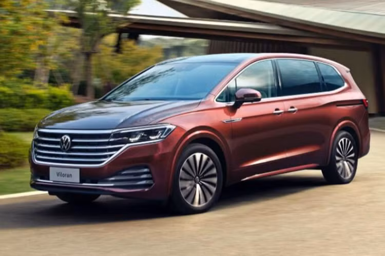 Mẫu xe này chính là Volkswagen Viloran 2023 mới, sẽ "thế chỗ" Sharan đã ngừng bán tại Việt Nam. Dự kiến, xe sẽ là đối thủ cạnh tranh trực tiếp với Hyundai Custin và Kia Carnival khi về nước.