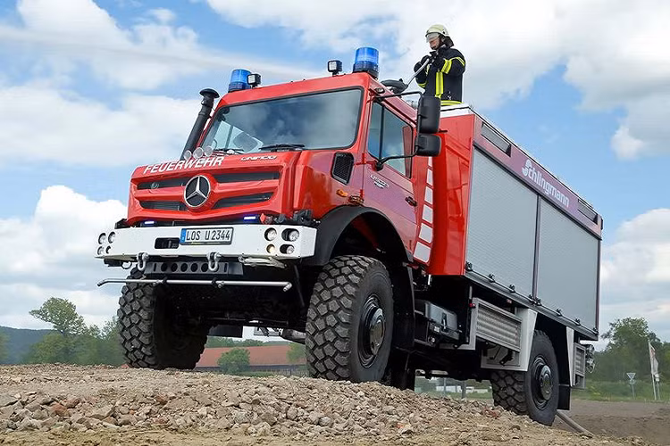 Ra mắt từ năm 1948, Unimog là một phân nhánh của Mercedes-Benz, chuyên sản xuất các mẫu xe tải cỡ lớn. Các mẫu xe mang thương hiệu Mercedes-Benz Unimog hầm hố hiện đang được sử dụng rộng rãi trên toàn nước Đức.
