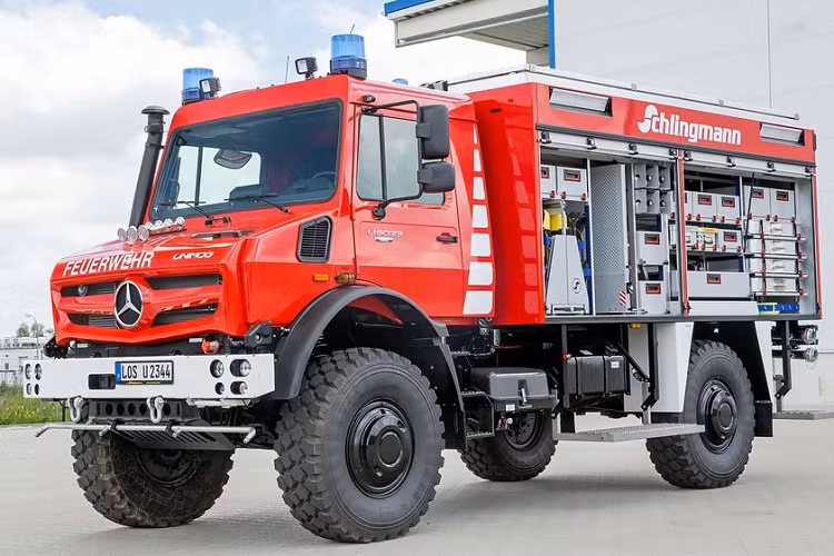 Mercedes-Benz Unimog 2024 mới có tới 10 biến thể khác nhau, từ U 219 đến U 5023. Những chiếc xe này được trang bị động cơ dầu OM 934 5,1 lít hoặc OM 936 7,7 lít với công suất cao nhất là 354 mã lực và mô-men xoắn lên tới 1.380 Nm.