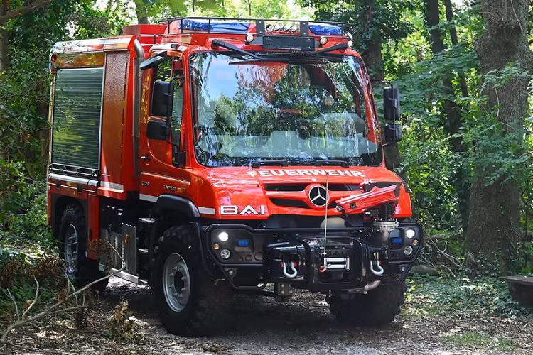 Mới đây, Mercedes-Benz cho biết sẽ mang ít nhất 6 chiếc Unimog đã được tùy chỉnh thành xe cứu hỏa và xe cứu thương đến Welzow, Brandenburg ở Đức để tham dự hội chợ thương mại FIREmobile diễn ra trong tuần này. Được quảng cáo là "hầu như không thể phá hủy", những chiếc xe đặc biệt này được sản xuất để tham gia vào các tình huống giải cứu quy mô lớn.