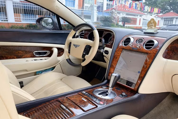 Cũng vì chọn body kit của Bentley Continental GT V8 S mà xe sử dụng luôn ống xả kép, 1 đặc trưng để phân biệt bản V8 và W12 của dòng xe Bentley, trong khi thực tế, dưới nắp capô của xe lại là cổ máy huyền thoại về độ hỏng vặt, uống xăng như nước lã, W12, dung tích 6.0 lít. Trường hợp này, ống xả hình Oval càng làm tăng tính độc lạ cũng như thẩm mỹ cho xe Bentley Continental GT này.