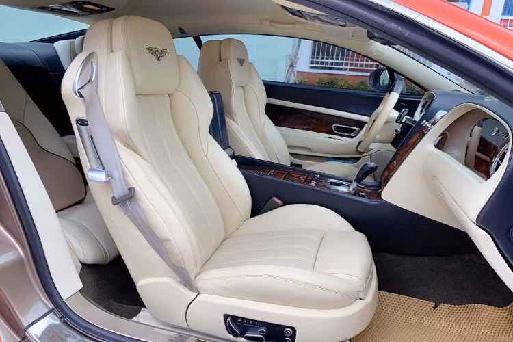 Thứ 2 là việc anh chọn 1 bộ body kit Bentley Continental GT thế hệ thứ 2 của bản V8 S, không phải xe tiêu chuẩn càng khẳng độ hiểu biết, chịu chơi của mình. 2 phiên bản này nhận biết quá dễ dàng ở chi tiết hốc gió 2 bên đầu xe, Bentley Continental GT V8 S cá tính, độc lạ nhiều hơn.