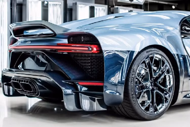 Phần thân dưới được làm từ sợi carbon lộ thiên với màu xanh Bleu Royal Carbon. Xe gây ấn tượng với lưới tản nhiệt móng ngựa và cửa hút gió trước được làm lớn hơn nhằm tăng độ làm mát. Ốp cản trước của xe được tinh chỉnh lại nhằm tối ưu lực ép xuống mặt đường.