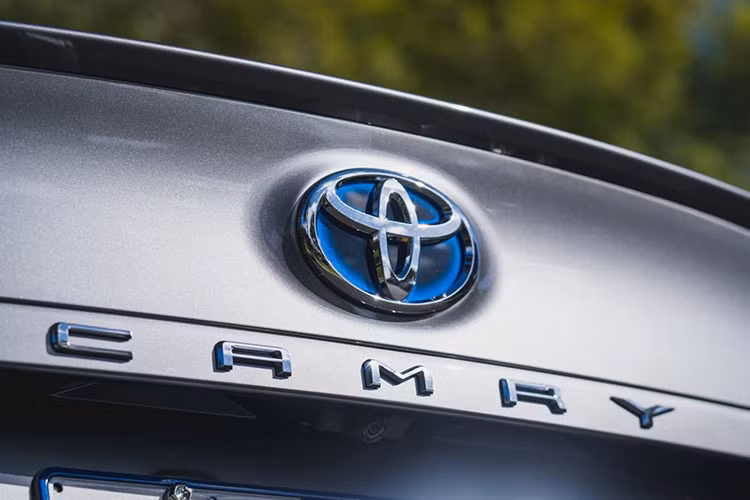 Về mặt thiết kế, mẫu xe sedan Toyota Camry 2024 được cho là sẽ lấy cảm hứng từ những người anh em cùng thương hiệu như Prius và Crown thế hệ mới. Trước đó, những hình ảnh phác họa không chính thức của mẫu xe này cũng đã được tung ra, nổi bật nhất là sản phẩm của Theophilus Chin.