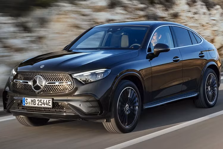 Châu Âu có nhiều phiên bản hơn với 4 tùy chọn động cơ mild-hyrid và 3 tùy chọn plug-in hybrid. GLC 200 và GLC 300 sử dụng động cơ xăng tăng áp 2.0L tạo ra 201 mã lực. GLC 200d được trang bị động cơ turbodiesel 2.0L tạo ra 194 mã lực. Còn động cơ này trên GLC 300d tạo ra 265 mã lực.