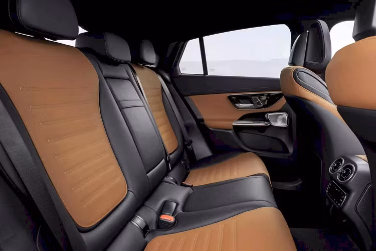 Tại thị trường Mỹ, Mercedes-Benz chỉ phân phối duy nhất một bản cấu hình GLC Coupe mới là GLC 300 4MATIC Coupe, được trang bị động cơ 2.0L 4 xi-lanh sản sinh công suất tối đa 255 mã lực và mô-men xoắn cực đại 400 Nm, kết hợp với hệ thống mild-hybrid 48-volt bổ sung thêm 23 mã lực và 248 Nm khi cần.